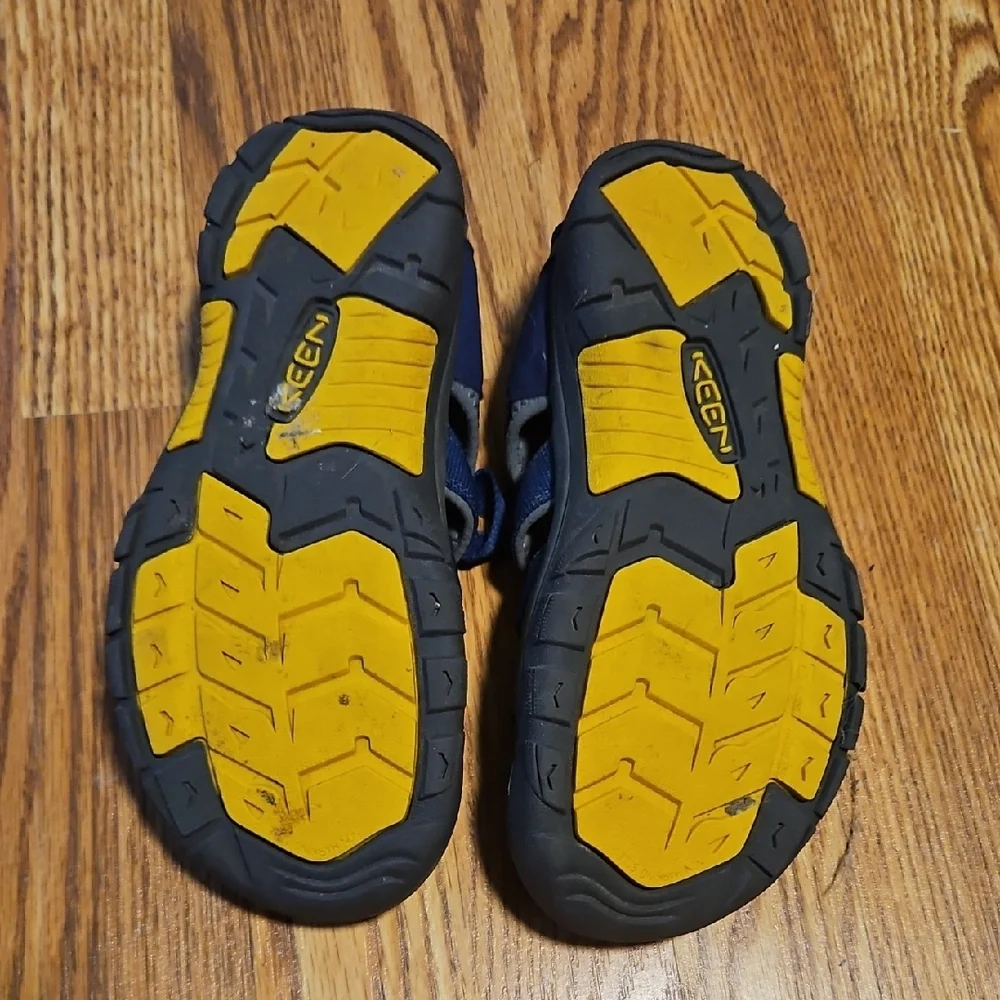Keen sturdy closed